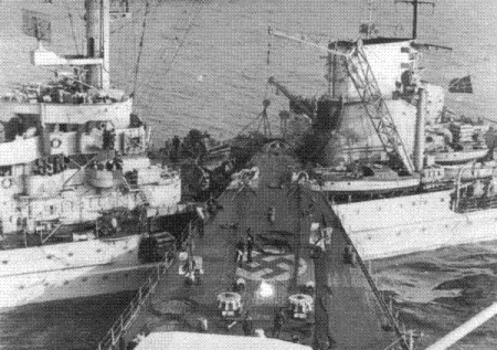 PRINZ EUGEN se  15. října 1944  v Gotenhafenu srazil  s křižníkem LEIPZIG (přepůlený).  Foto: PK.